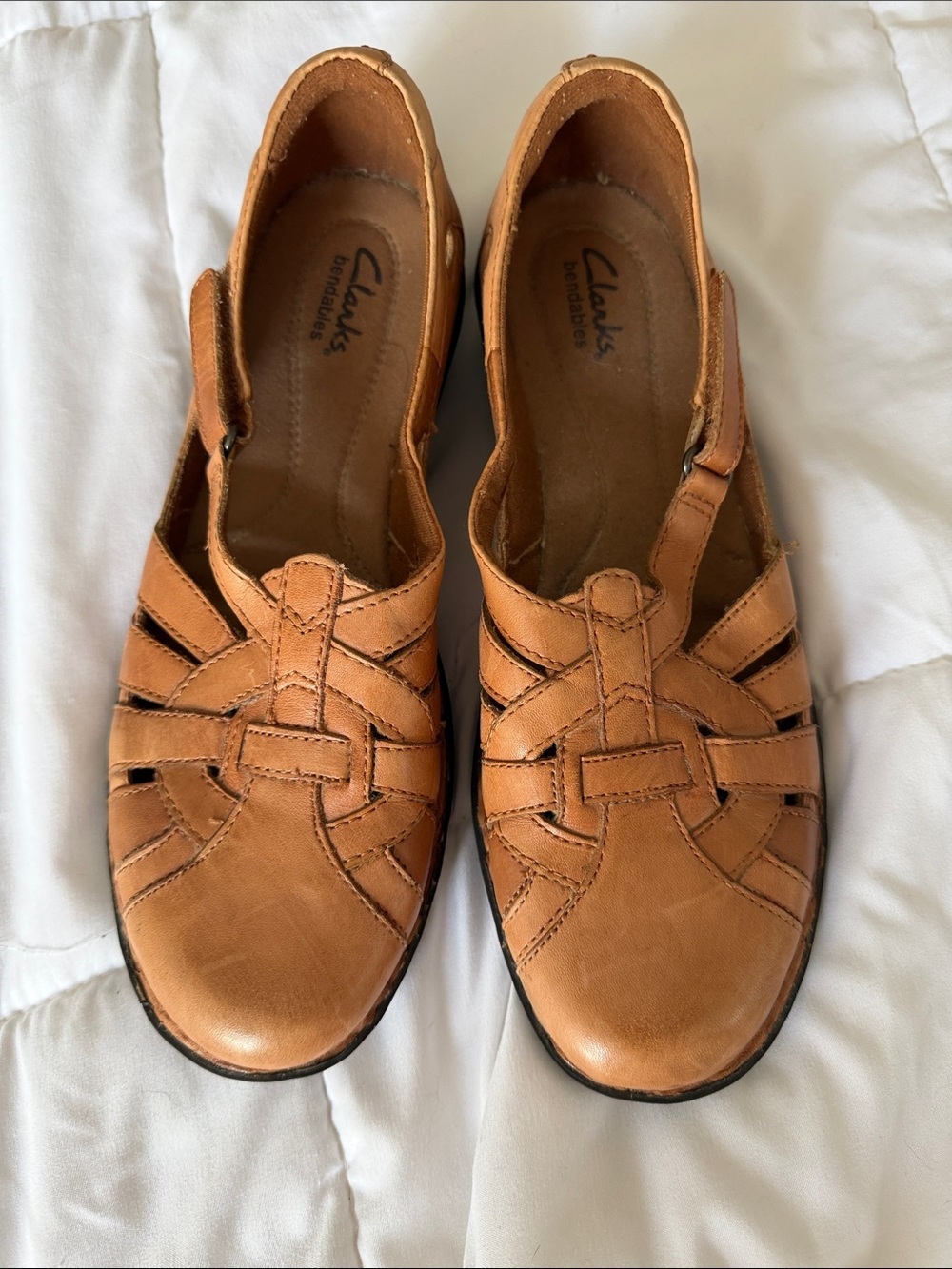 Clarks Bendables women’s Sandals size 8.5 Wide tan flat fisherman style